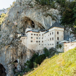 Jeskyně Postojná + Predjamský hrad